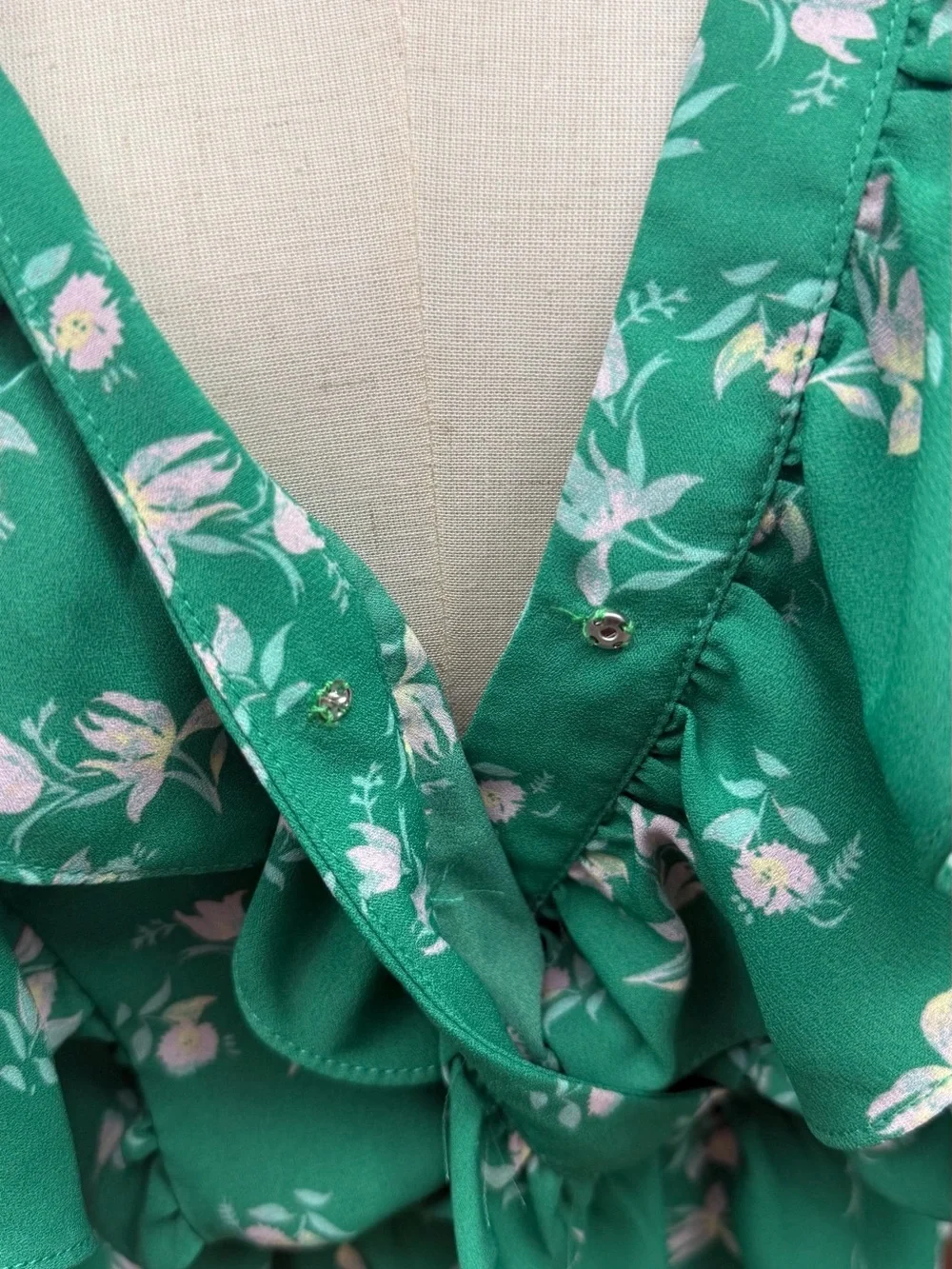 WAYF Floral Ruffle Sleeveless Blouse Green White Peplum Top Women’s Size S - Picture 4 of 12